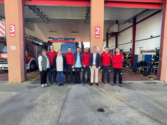 El presidente del PP de Mallorca, Lloren Galmés, visita el parque de bomberos de Llucmajor para desearles unas felices fiestas