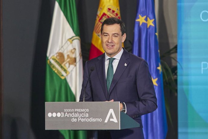 El presidente de la Junta de Andalucía, Juanma Moreno, inteviene durante la entrega de los Premios Andalucía de Periodismo en su XXXVII edición en el Palacio de San Telmo, a 23 de diciembre de 2022 en Sevilla 