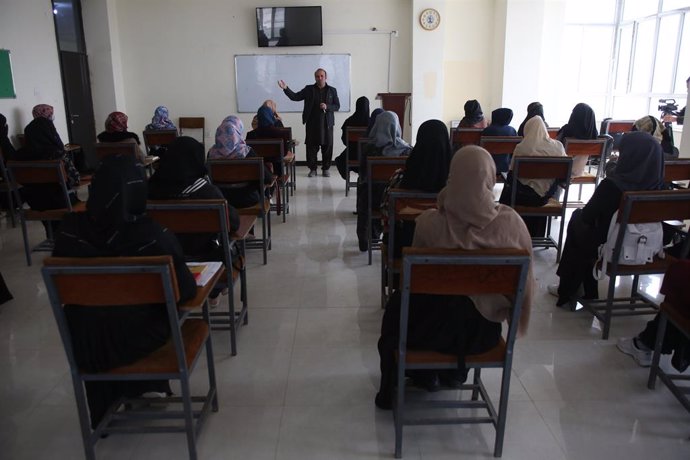 Mujeres en una universidad en Kabul, Afganistán