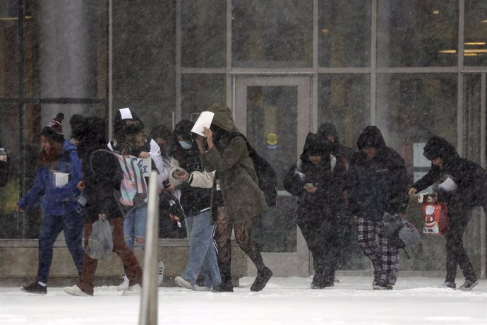 22 December 2022, US, Chicago: Students leave Back of the Yards College Preparatory High School at the end of the school day as snow falls on Thursday. Photo: Terrence Antonio James/Chicago Tribune via ZUMA Press/dpa