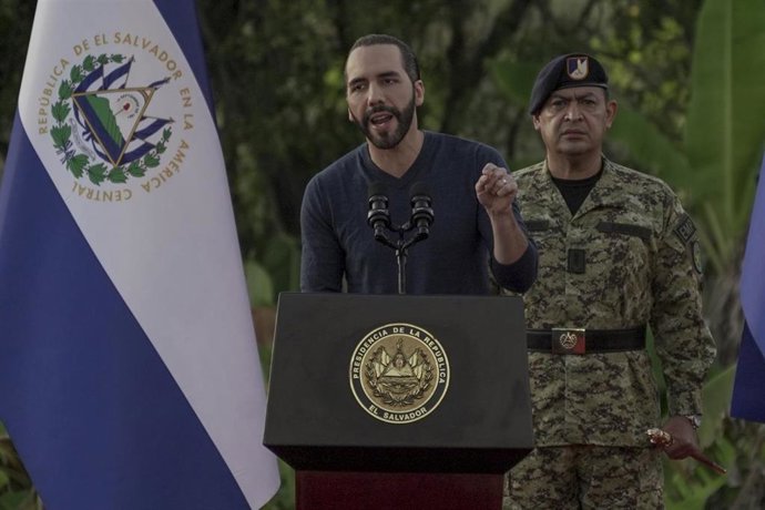 Archivo - El presidente de El Salvador, Nayib Bukele, habla ante 14.000 soldados durante el anuncio de la quinta fase de la política de seguridad del gobierno contra las pandillas