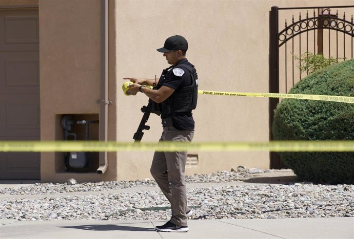 Archivo - Un oficial del Departamento de Policía de Albuquerque (APD, por sus siglas en inglés) estira la cinta criminal cerca de la Escuela Luterana Cristo después de un tiroteo cerca de la escuela Northeast Heights.