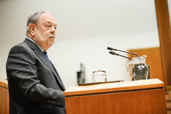 El consejero de Hacienda y Economía del Gobierno Vasco, Pedro Azpiazu, interviene durante una sesión plenaria en el Parlamento Vasco, a 9 de diciembre de 2022, en Vitoria-Gasteiz, Álava, País Vasco (España). 