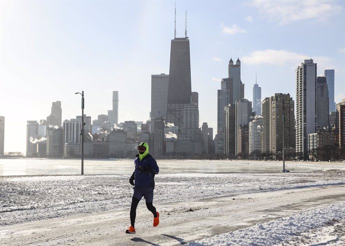 Un home corre per North Au. Beach a Chicago, els Estats Units, el 24 de desembre de 2022. 