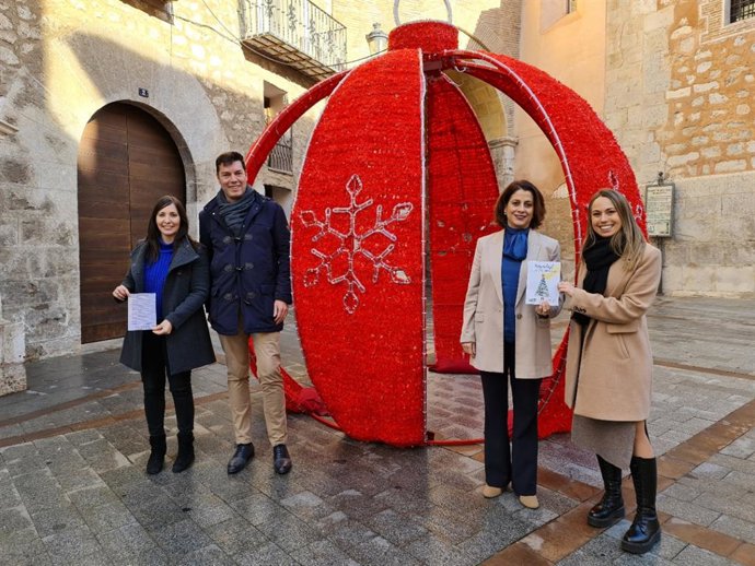 La alcaldesa de Teruel, Emma Buj, y el concejal de Fiestas, Javier Domingo, presentan la programación de Navidad junto con las representantes del Centro Comercial Abierto y AcesTeruel, Marta Gómez y Nuria Ros.