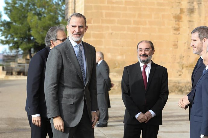El Rey Felipe VI a su llegada a la inauguración de la exposición de artistas visuales De Territorios 5x50, en el Castillo Calatravos, a 14 de diciembre de 2022, en Alcañiz, Teruel, Aragón (España).  La muestra se desarrolla del 14 al 21 de diciembre, 