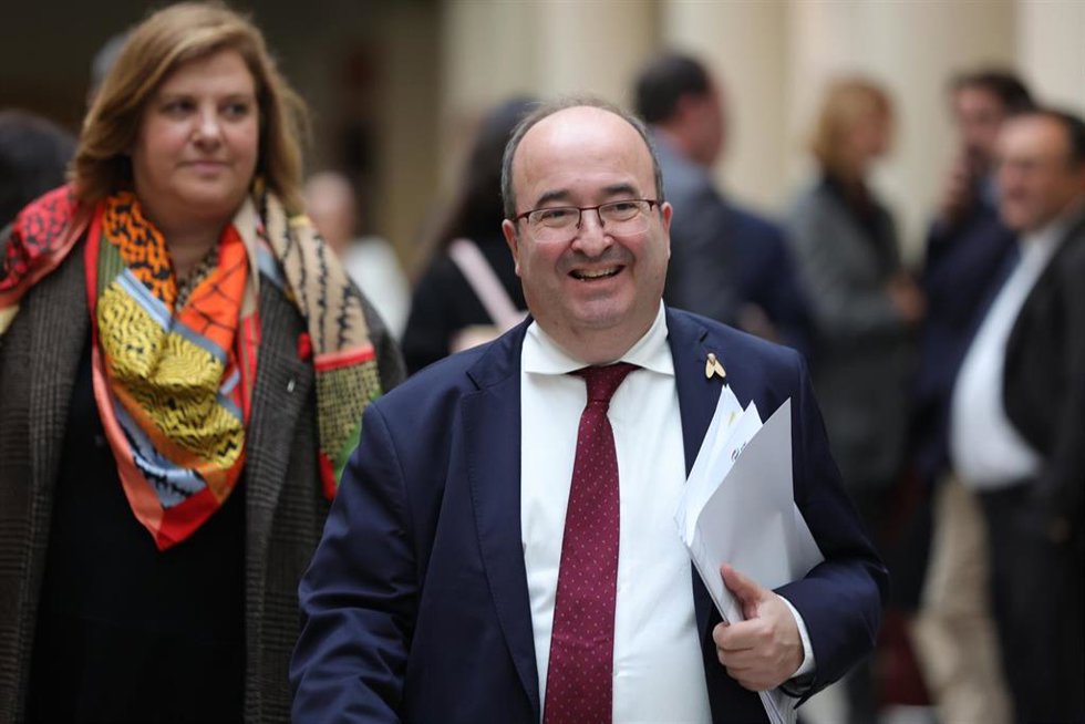 El ministro de Cultura y Deporte, Miquel Iceta, a su llegada a una sesión de control al Gobierno en el Senado, a 21 de diciembre de 2022, en Madrid (España).  