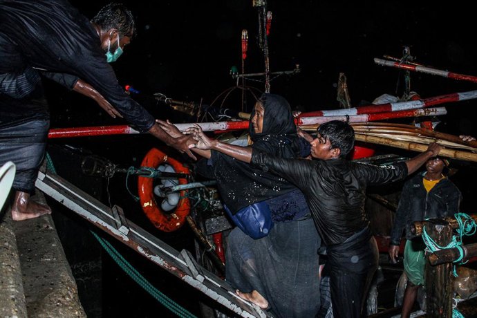 Un grupo de refugiados rohingya desembarcan en Aceh, Indonesia.