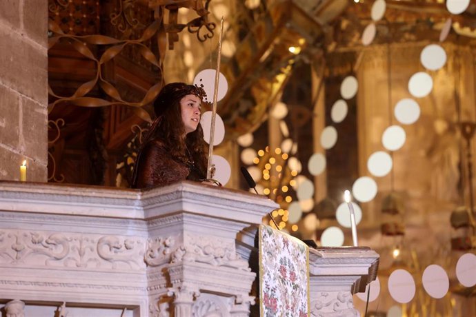 Nadia Akarir, del Cor de La Seu, interpreta el 'Canto de la Sibila' durante la 'Misa del Gallo', en la Catedral de Palma.