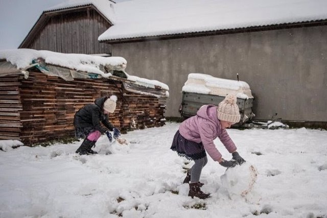 La fotógrafa ucraniana Alina Smutko capta las vidas tanto de los niños y niñas que huyeron de Ucrania como de los que se quedaron en el país