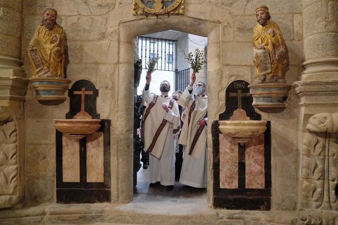 Archivo - El Arzobispo De Santiago, don Julián Barrio, durante el último acto solemne de apertura de la Puerta Santa de la Catedral de Santiago.