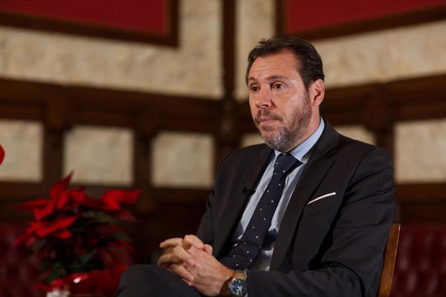El alcalde de Valladolid, Óscar Puente, posa en el Ayuntamiento de Valladolid, tras una entrevista concedida a Europa Press.