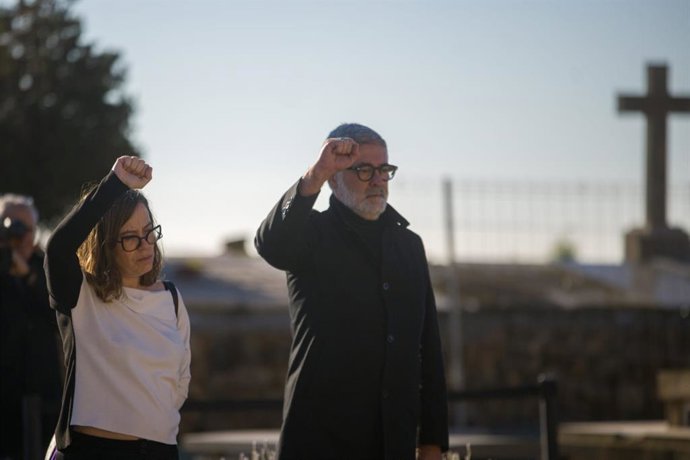Eullia Reguant i Carles Riera davant la tomba de Maci