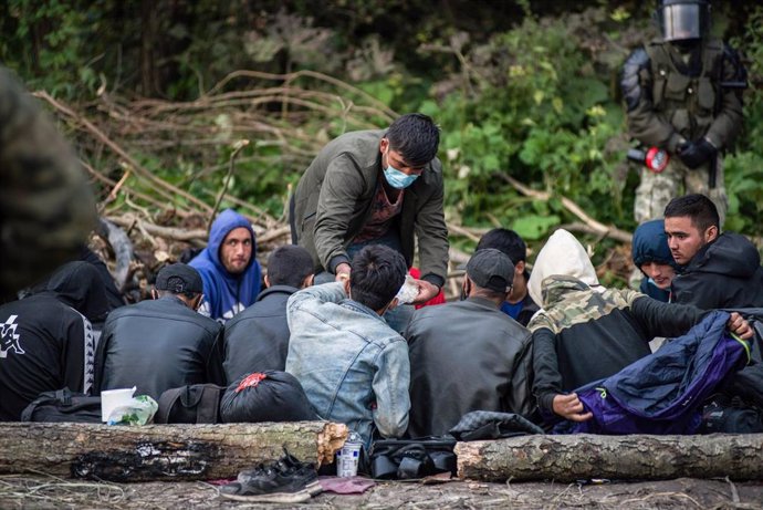 Archivo - Refugiados afganos son atendidos a su llegada a Polonia tras cruzar la frontera con Bielorrusia.