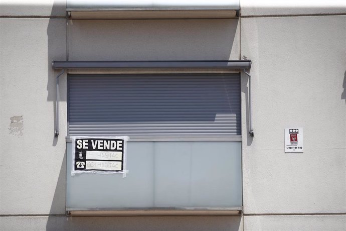 Archivo - Cartel de 'se vende' en el balcón de un piso de un edificio 