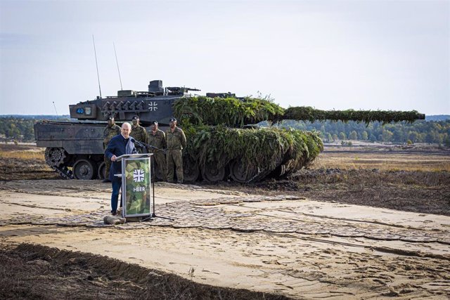 Archivo - El canciller alemán, Olaf Scholz, frente a varios soldados y un tanque Leopard 2.