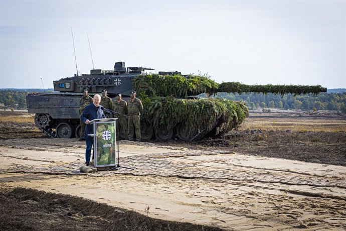 Archivo - 17 October 2022, Lower Saxony, Ostenholz: German Chancellor Olaf Scholz (L) speaks to soldiers in front of a Leopard 2 main battle tank after the Army's training and instruction exercise at the Heidekreis district of Lueneburg Heath. Photo: Mo
