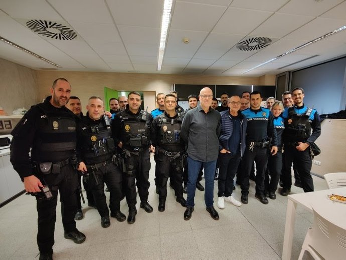 L'intendent en cap de la Gurdia Urbana de Lleida, Josep Ramon Ibarz, i l'alcalde de Lleida, Miquel Pueyo, al costat d'agents del cos
