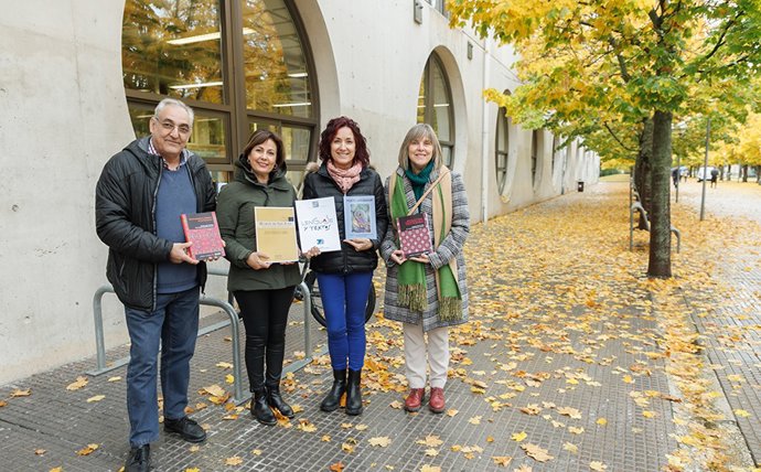 Archivo - De izq. A dcha.: Alfredo Asiáin, M Victoria López Pérez, M Camino Bueno y Magdalena Romera, profesores de la UPNA, posan con las publicaciones que han coordinado