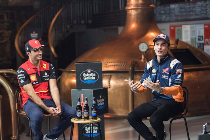 El piloto de Fórmula 1 Carlos Sainz (Ferrari) y el de MotoGP Marc Márquez (Repsol Honda Team) en un acto con Estrella Galicia 0,0 en MEGA (A Coruña)