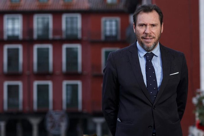 El alcalde de Valladolid, Óscar Puente, posa en el Ayuntamiento de Valladolid, tras una entrevista concedida a Europa Press.