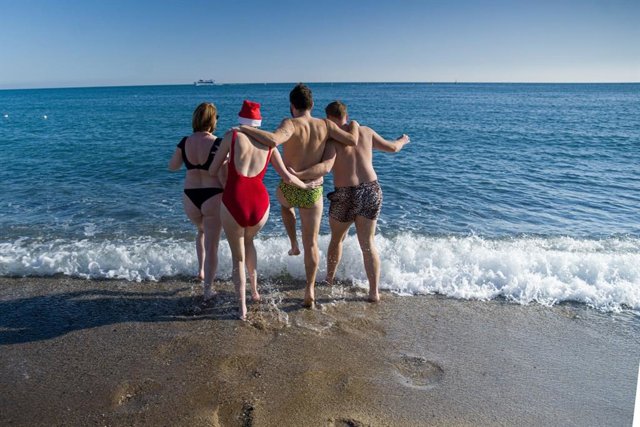 Turistas bañándose en Barcelona el día de Navidad