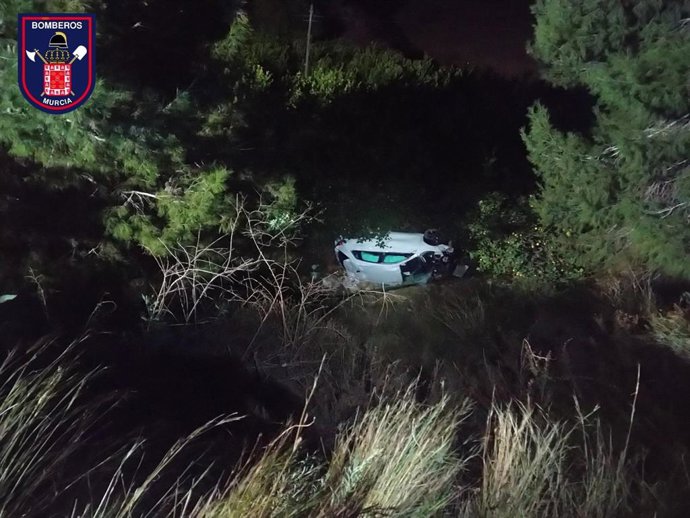 Vehículo siniestrado en la carretera que une Cobatillas con el embalse de Santomera, en Murcia