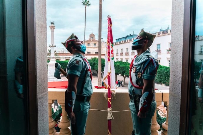 Archivo - Imagen de archivo de una pareja de legionarios que custodian el Pendón expuesto en el Ayuntamiento de Almería.
