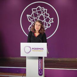 La coordinadora de Podemos Extremadura, Irene de MIguel, en rueda de prensa. Archivo.