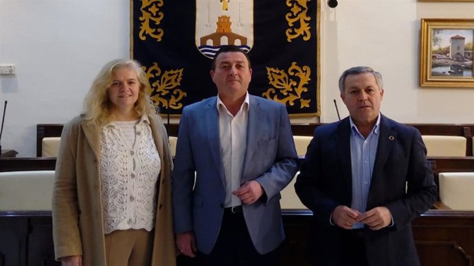 Imagen de los integrantes del Grupo de Vox en el Ayuntamiento de Alcalá de Guadaíra (Sevilla).