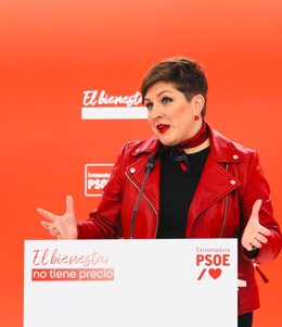 La portavoz del PSOE de Extremadura, Soraya Vega, en rueda de prensa. Archivo.