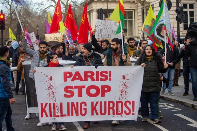 Manifestación en Londres contra el asesinato de tres ciudadanos kurdos en París, Francia.