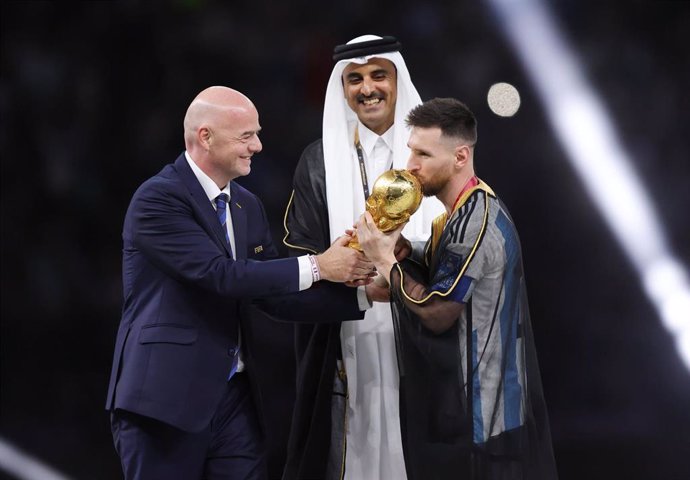 Leo Messi recoge el trofeo del Mundial de Catar 2022