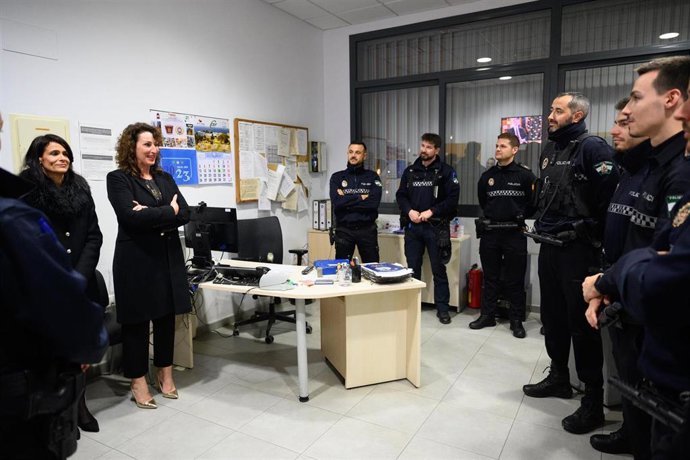 La alcaldesa de Almería, María del Mar Vázquez, en su visita al turno de guardia de la Policía Local durante la Nochebuena.