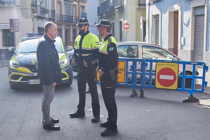 El candidato del PP al Ayuntamiento de Sevilla, José Luis Sanz, durante su visita a dispositivos de la Policía Local durante Nochebuena.