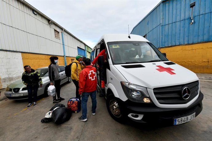 Archivo - Imagen de archivo de un equipo de Cruz Roja atendiendo a migrantes en Ceuta. 