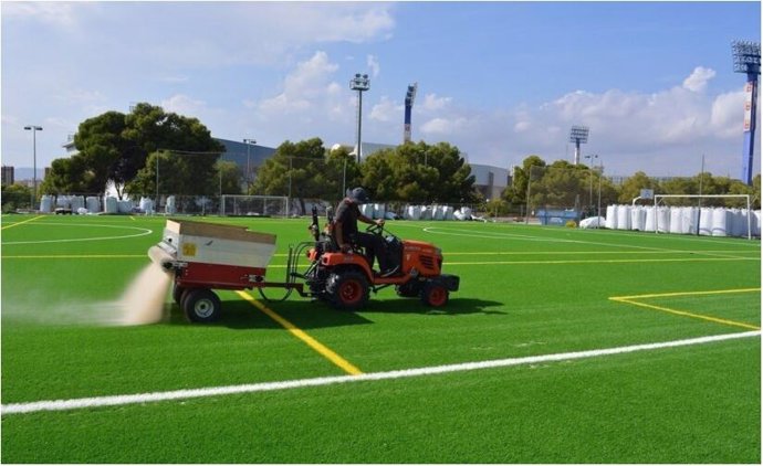 El Ayuntamiento de Alicante renueva el césped de los campos de fútbol de Garbinet, Tómbola y La Cigüeña por 1,2 millones