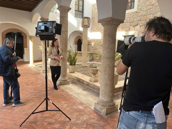La alcaldesa de Almería, María del Mar Vázquez, en la grabación del mensaje de Navidad.