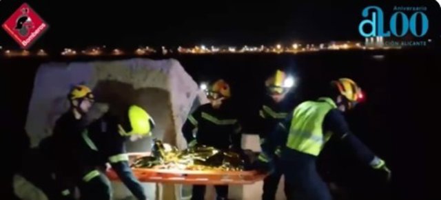 Recatado un pescador tras caer al mar en el Puerto de Torrevieja
