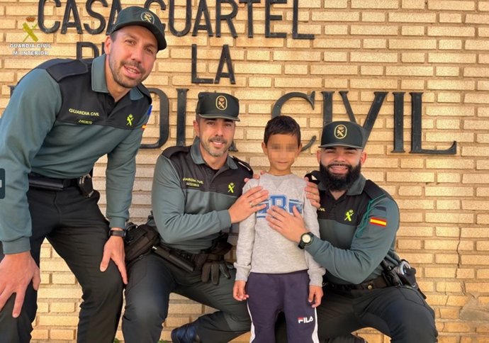 Agentes de la Guardia Civil auxilian a un niño que se había atragantado con un caramelo