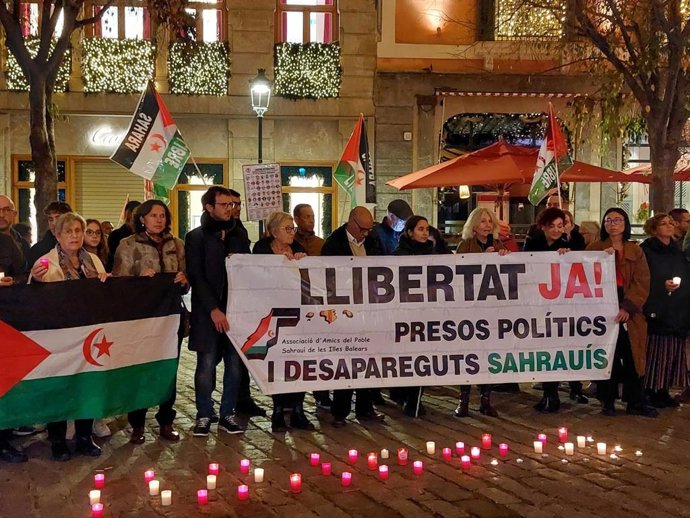 Unas 40 personas reivindican en Palma, convocadas por la Asociación Amigos del Pueblo Saharaui en Baleares, "una investigación" por los desaparecidos y la "libertad" de los presos