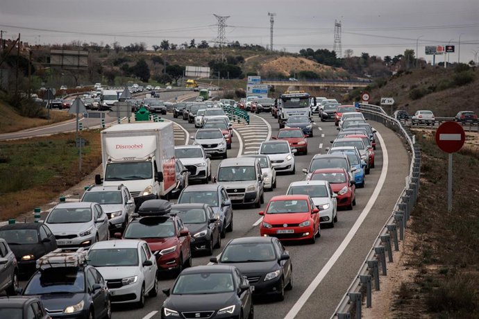 Circulación en la autovía A5 durante el primer día de operación salida por Navidad, a 23 de diciembre de 2022, en Madrid (España).