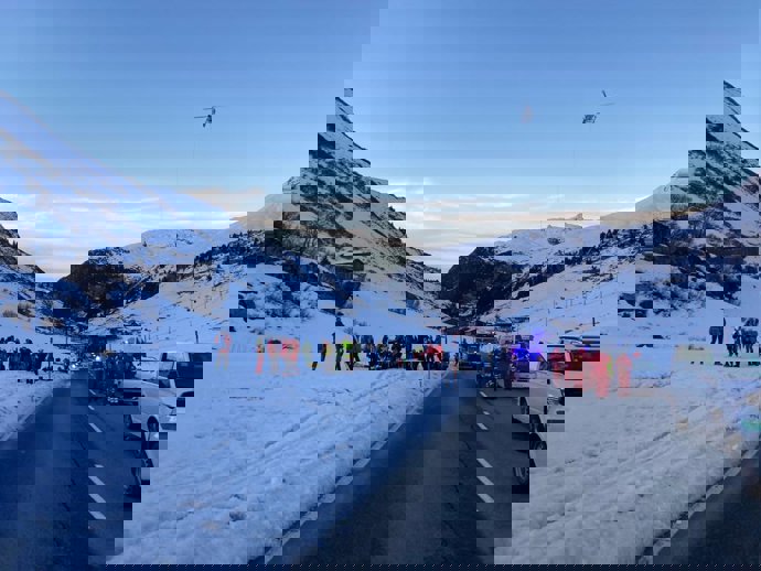 Servicios de emergencias en Lech Zürs, donde se ha producido un alud que sepultó a diez esquiadores