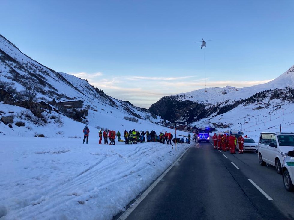 Servicios de emergencias en Lech Zürs, donde se ha producido un alud que sepultó a diez esquiadores