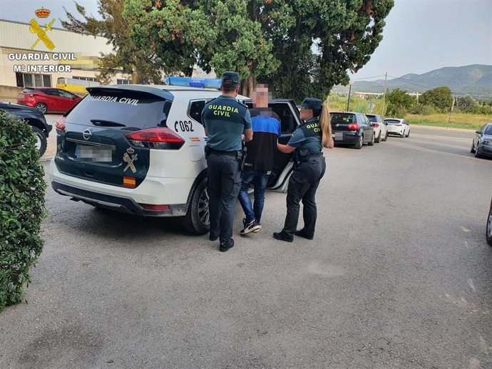 Detenido un motorista que circulaba sin carné y que tenía una requisitoria judicial por un atropello