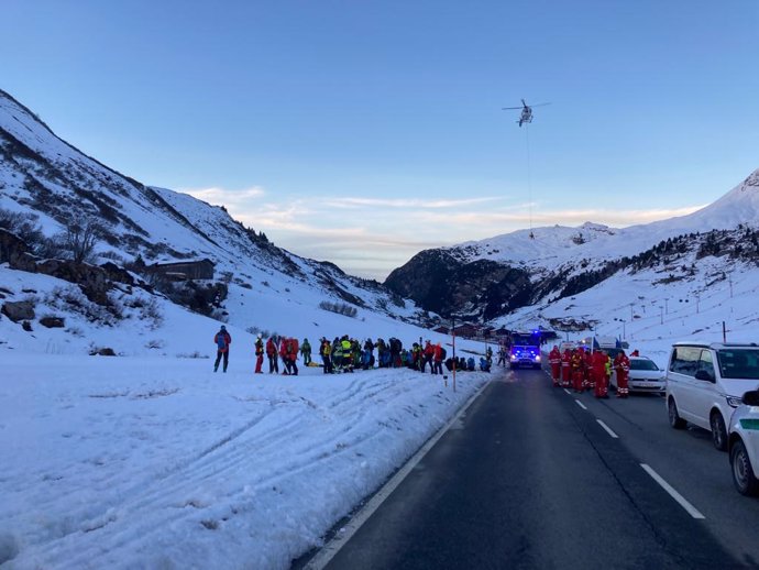 Serveis d'emergncies en Lech Zürs, on s'ha produt una allau que va sepultar a deu esquiadors