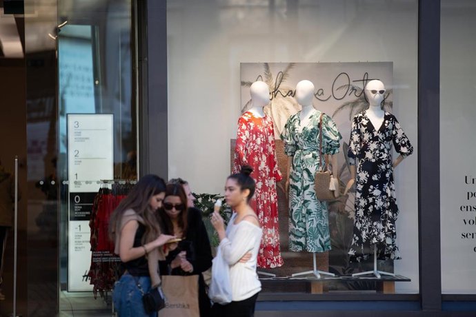 Archivo - Unas jóvenes ante el escaparate de una tienda. En Barcelona (Catalunya, España), a 13 de marzo de 2020.