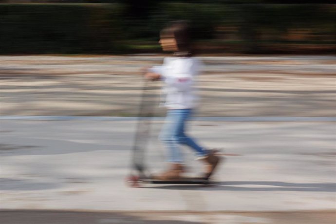 Una niña pasea en su patinete en el parque del Retiro, a 25 de diciembre de 2022, en Madrid (España). 