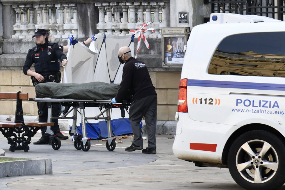 Levantamiento del cadáver de un joven de 24 años que ha fallecido tras ser agredido con arma blanca en la plaza de Okendo, a 25 de diciembre de 2022, en San Sebastián
