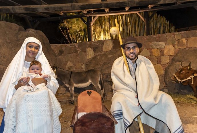 Arabella y Airam, vecinos que este año fueron por unas horas María y José en el Belén Viviente de Veneguera, junto al Niño Jesús, rol que ha protagonizado Alana, de tan solo cuatro meses
